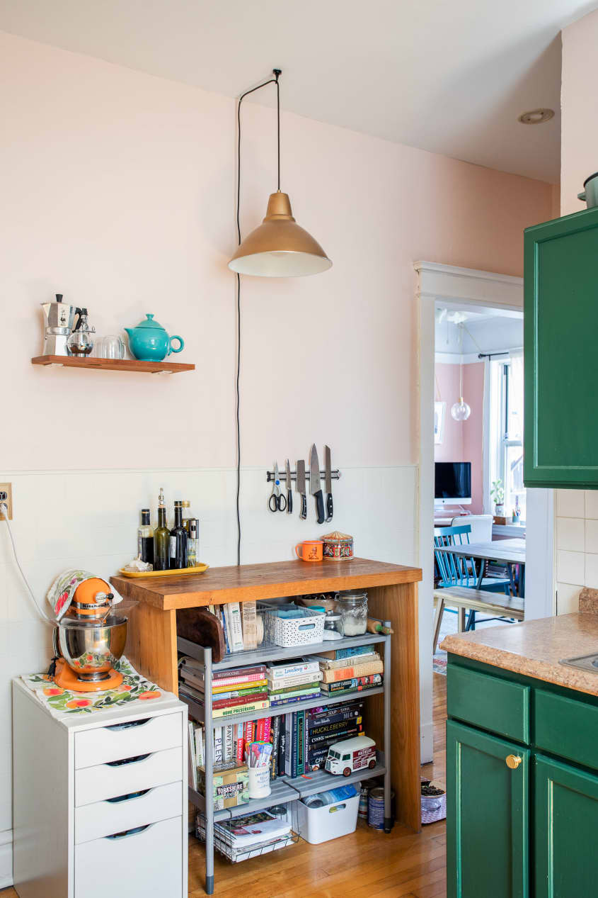 this-750-square-foot-chicago-nook-is-filled-with-over-1-000-books